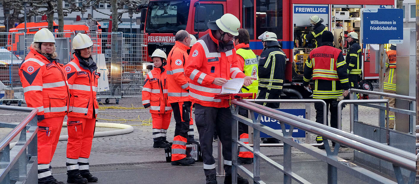 Feuerwehr Einsatzfoto vor Gerätewagen