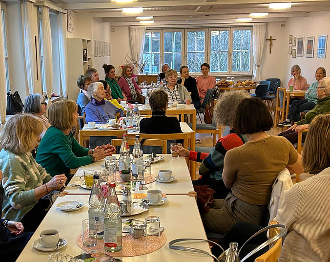 Frauen sitzen an Tischen