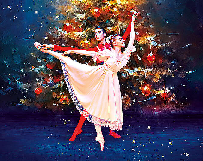 Eine Balletttänzerin auf Spitzenschuhen in langem rosa Kleid; dahinter ein in roter Uniform gekleideter Balletttänzer, der ihren ausgestreckten Arm hält. Sie stehen gemeinsam vor einem riesigen gemalten Weihnachtsbaum.