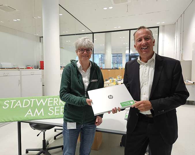 Mann und Frau mit Laptop. (Foto: SWSee)