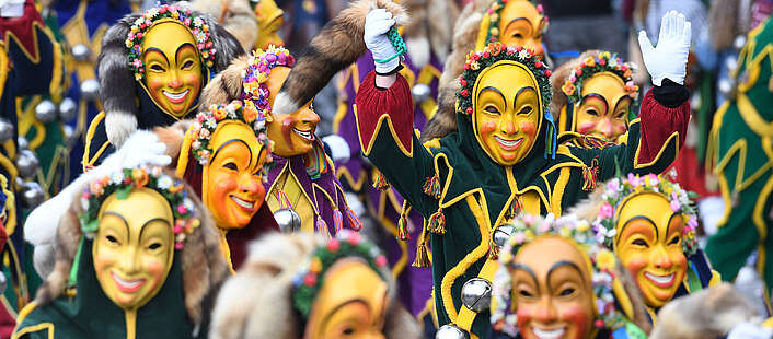 Fasnetsumzug mit maskierten und kostümierten Frauen und Männer.