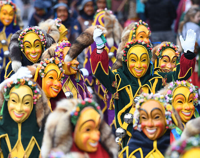 Fasnetsumzug mit maskierten und kostümierten Frauen und Männer.