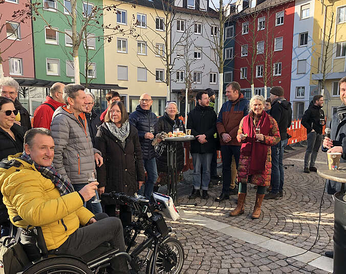 Viele Menschen bei der Eröffnung des Adenauerhains.