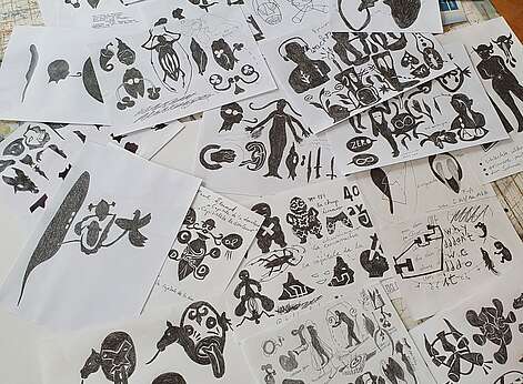 Handgezeichnete Animationsgrafiken auf vielen Blättern