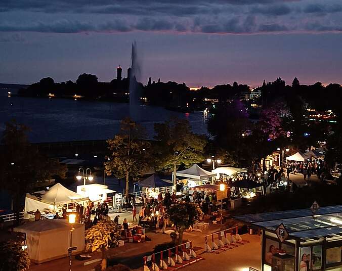 Flohmarktstände am späten Abend