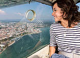 Frau schaut aus Zeppelin auf den Bodensee