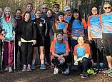 Laufgruppe im Wald stehend für Gruppenfoto