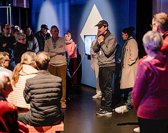 Menschen bei Ausstellungsführung