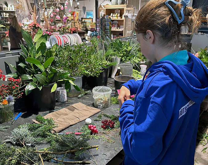 Schülerin arbeitet im Blumenladen. (Fotos: Landratsamt Bodenseekreis)