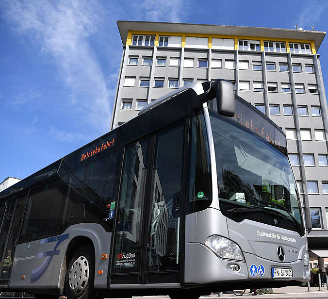 Bus vor Gebäude in Friedrichshafen