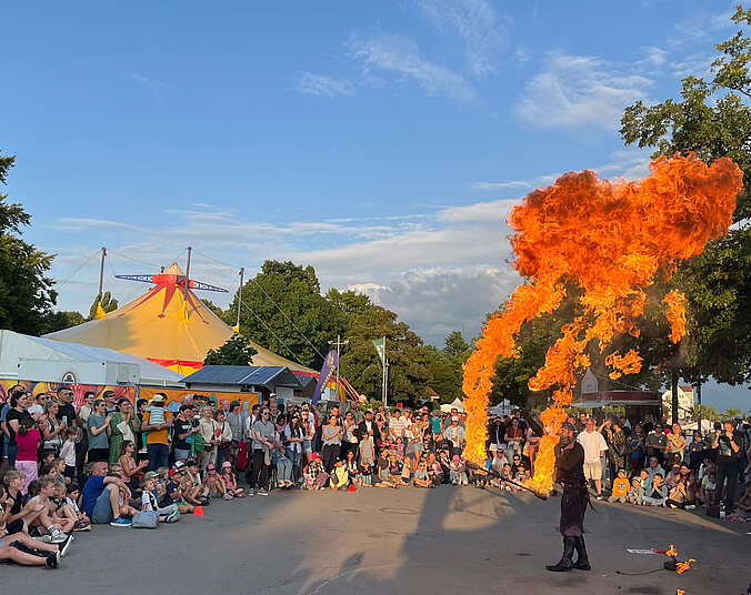 Feuershow mit Publikum an der Uferpromenade