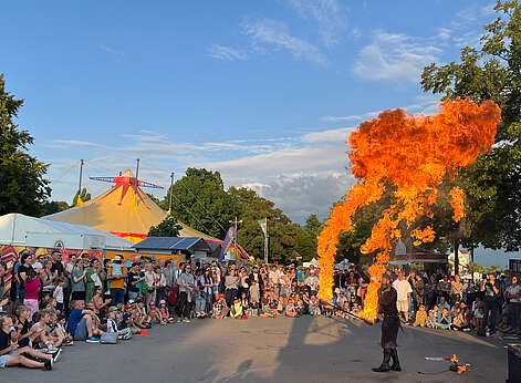 Feuershow mit Publikum an der Uferpromenade