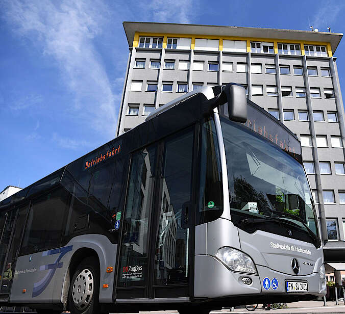 Bus vor Gebäude in Friedrichshafen