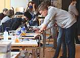 Jugendliche arbeiten in aufgebautem Labor