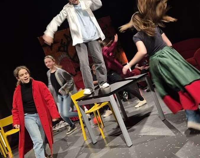 Bild zur Veranstaltung: Auf die Bühne! Improtheater  ab 10 Jahren - Leitung: Anita Khajehali