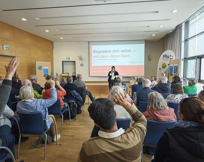 Rednerin hält Vortrag vor Publikum