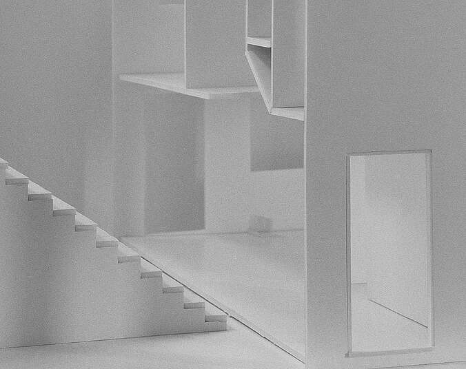 Grauer, leerstehender Raum mit Treppen