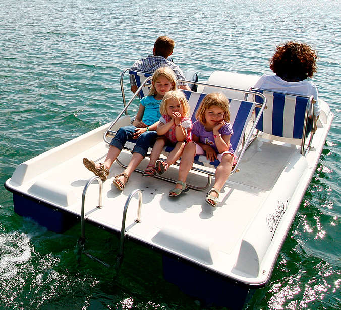 Eine Familie auf dem Tretboot
