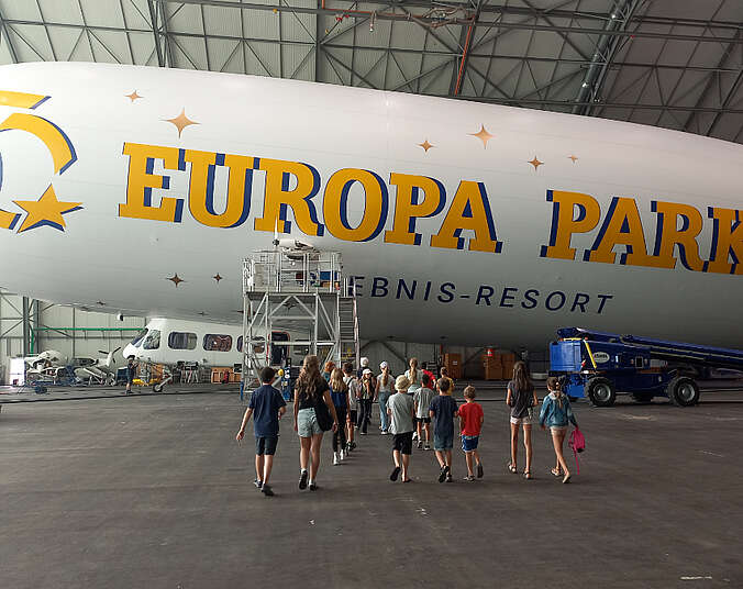 Kinder vor dem Zeppelin N mit der Aufschrift Europa Park