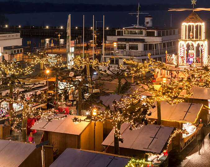 Weihnachtsmarkt von oben am Abend