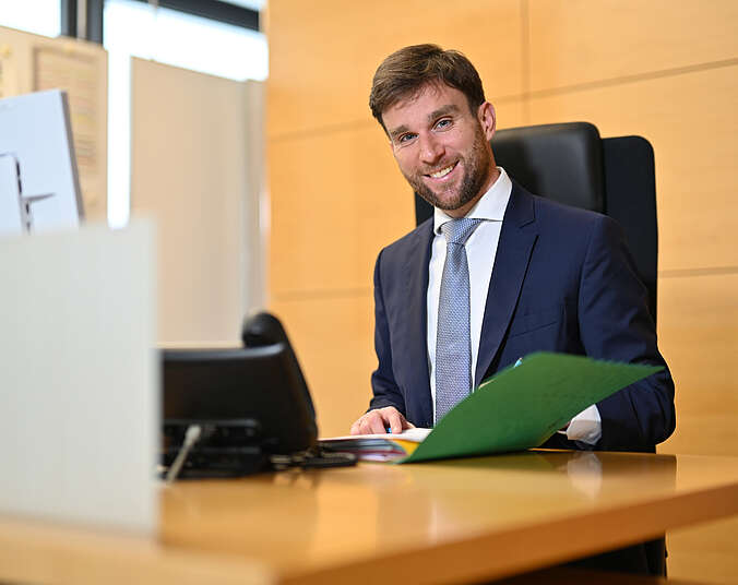 Fabian Müller am Schreibtisch