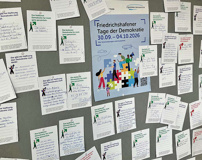 Postkarten mit handschriftlichen Texten an Pinnwand