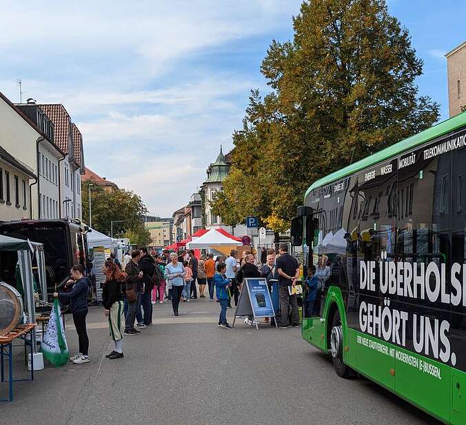 Ein Bus auf einer Straße