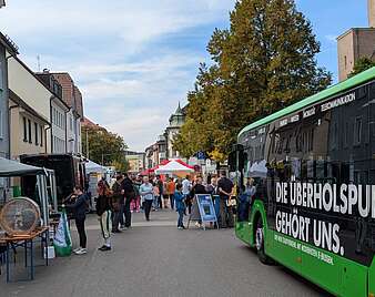 Ein Bus auf einer Straße