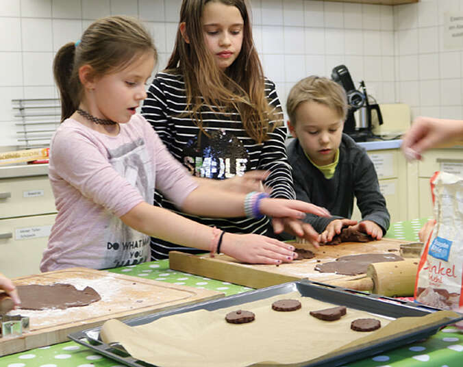 Kinder backen (Archivfoto: Spielehaus Friedrichshafen)
