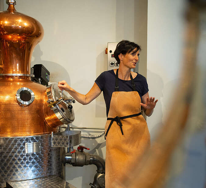 Frau in einer Gin-Destillerie
