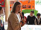 junge Frau spricht in Mikrofon