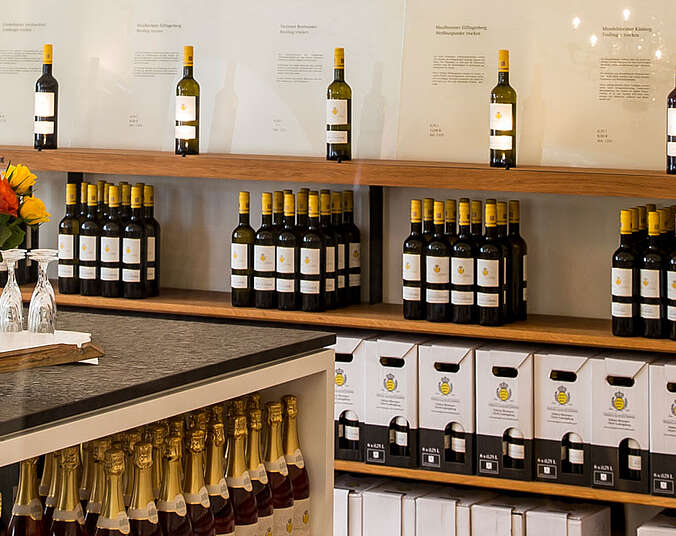 Weinflaschen in Regalen Restaurant Vinothek Vintage