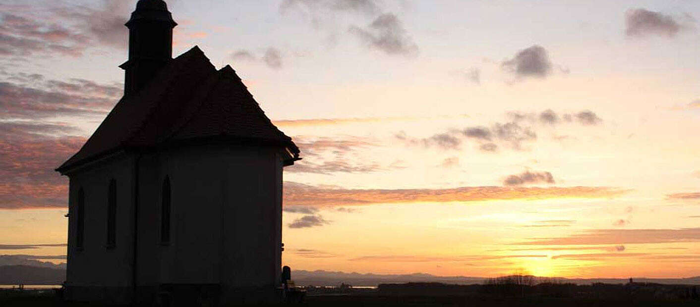 Sonnenuntergang hinter einer Kapelle