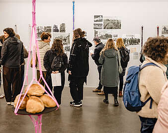 Menschen bei Kunstausstellung