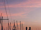 Yachthafen bei Sonnenuntergang