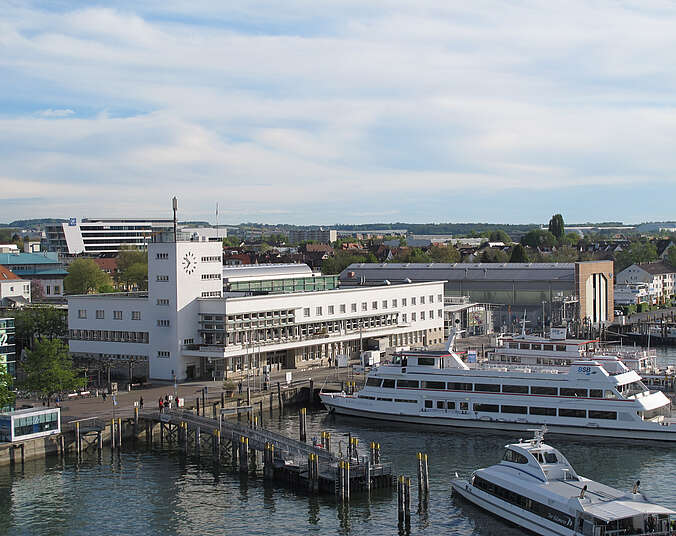 Das Foto zeigt das Zeppelin Museum Friedrichshafen vom Aussichtsturm "Moleturm" gesehen.