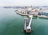 Friedrichshafen von oben im Winter mit Schnee bedeckt