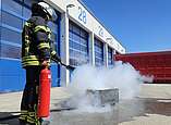 Training der Teilnehmerinnen mit einem Feuerlöscher