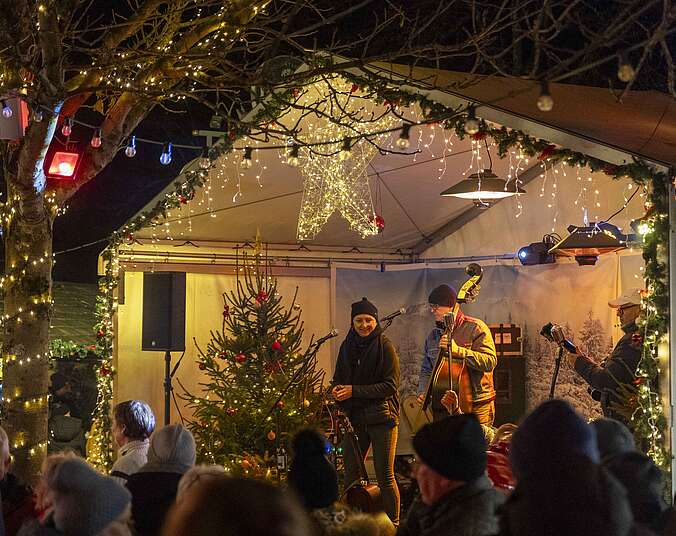 Band auf Bühne, weihnachtlich dekoriert