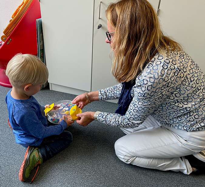 Kind spielt mit Spielzeug Traktor
