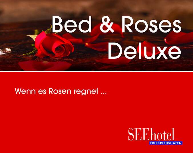 Rote Rosen liegen auf einem Tisch.