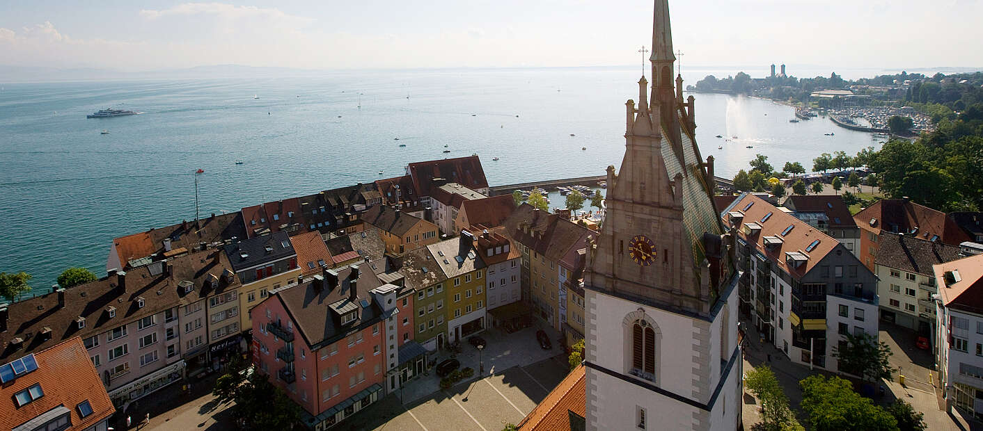 Blick von oben auf Rathaus und See