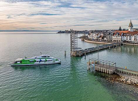 Katamaran bei der Hafeneinfahrt Friedrichshafen vor dem Moleturm