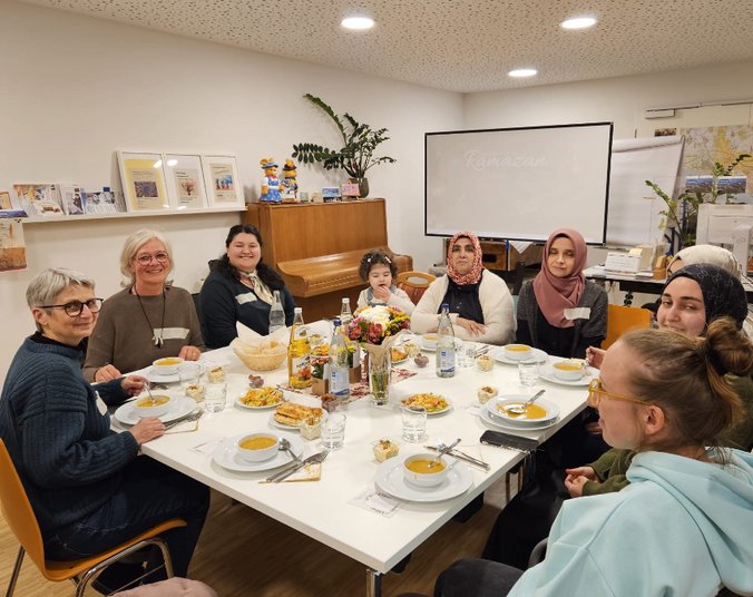 Eine Tischgruppe beim gemeinsamen Fastenbrechen im „Treff bei Marie“.