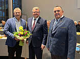 Ralf Schwaderer (links) rückt für Eduard Hager (rechts) im Gemeinderat nach. Zur Begrüßung gab es Blumen von OB Brand.
