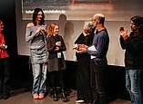 Preisverleihung des ZF-Kurzfilmpreises an den Film „Lux Carne“ von Regisseur Gabriel Grosclaude. Zu sehen von links nach rechts: Festivalleiterin Melanie Eisele (Kulturbüro Friedrichshafen), Yeron Stocker (Kostüme) und Lina Doll (Produktionsdesign), Filmteam des Preisträgerfilms „Lux Carne“, Regina Michel (Geschäftsführerin der ZF Kunststiftung und Preisjurymitglied), Sylvain Vaucher (Internationale Kurzfilmberatung der Stiftung SWISS FILMS und Preisjurymitglied) sowie Andreas Utta (Regisseur, Autor und Preisjurymitglied).