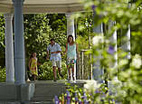 Eine Frau, ein Mann und ein Kind sind im Pavillon im Uferpark.