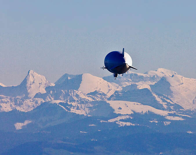 Zeppelin von oben Berge mit Schnee bedeckt