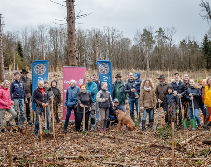 Menschengruppe im Wald