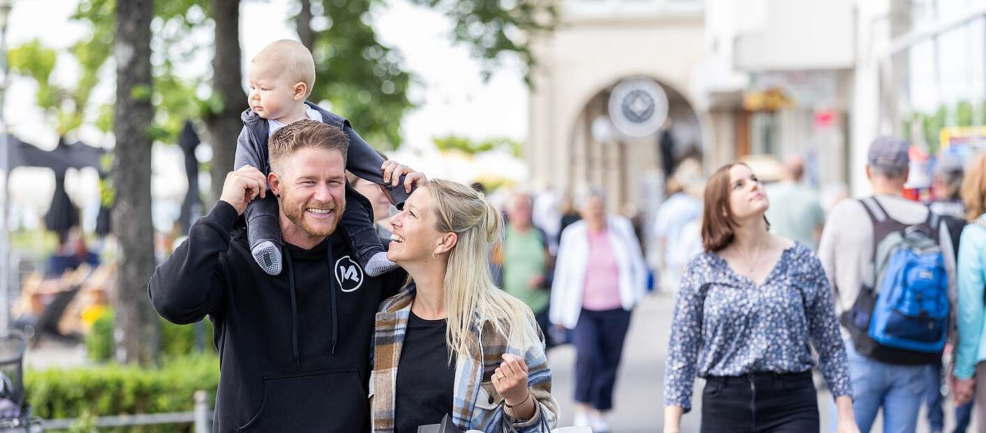 Familie beim Einkaufen mit Einkaugstüten